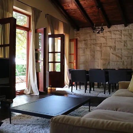 Tana Villa